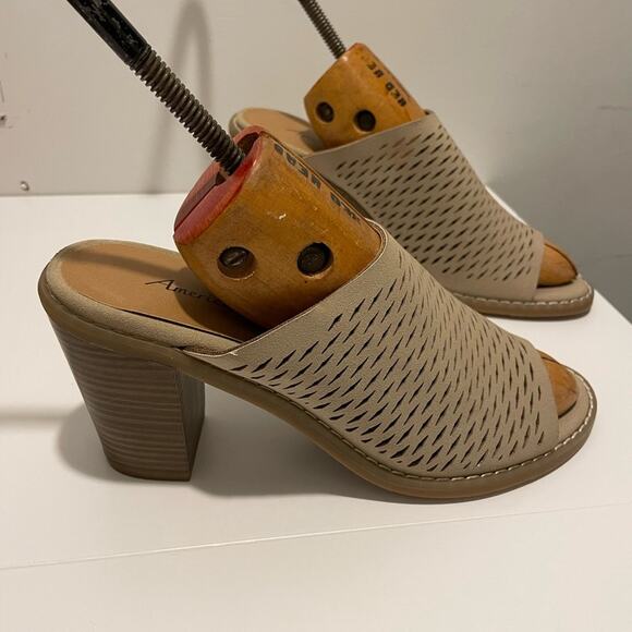 American Eagle Brand Size 8.5 Taupe Colored Slip on Heeled Sandals Suede Like - Picture 1 of 6